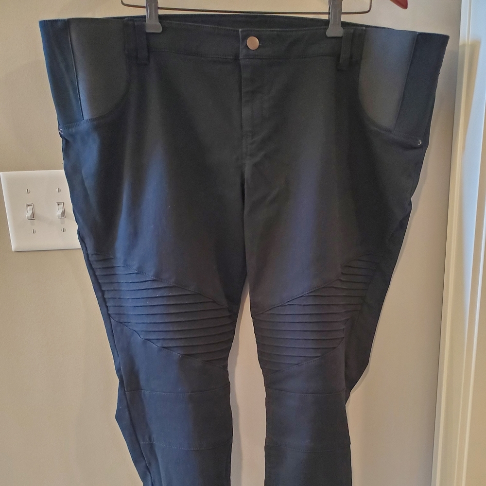 Isabel maternity moto pants. Black. Size XL